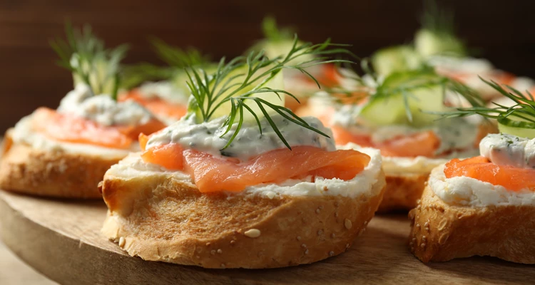 Knusprig, cremig, raffiniert – Bruschetta mit Lachs